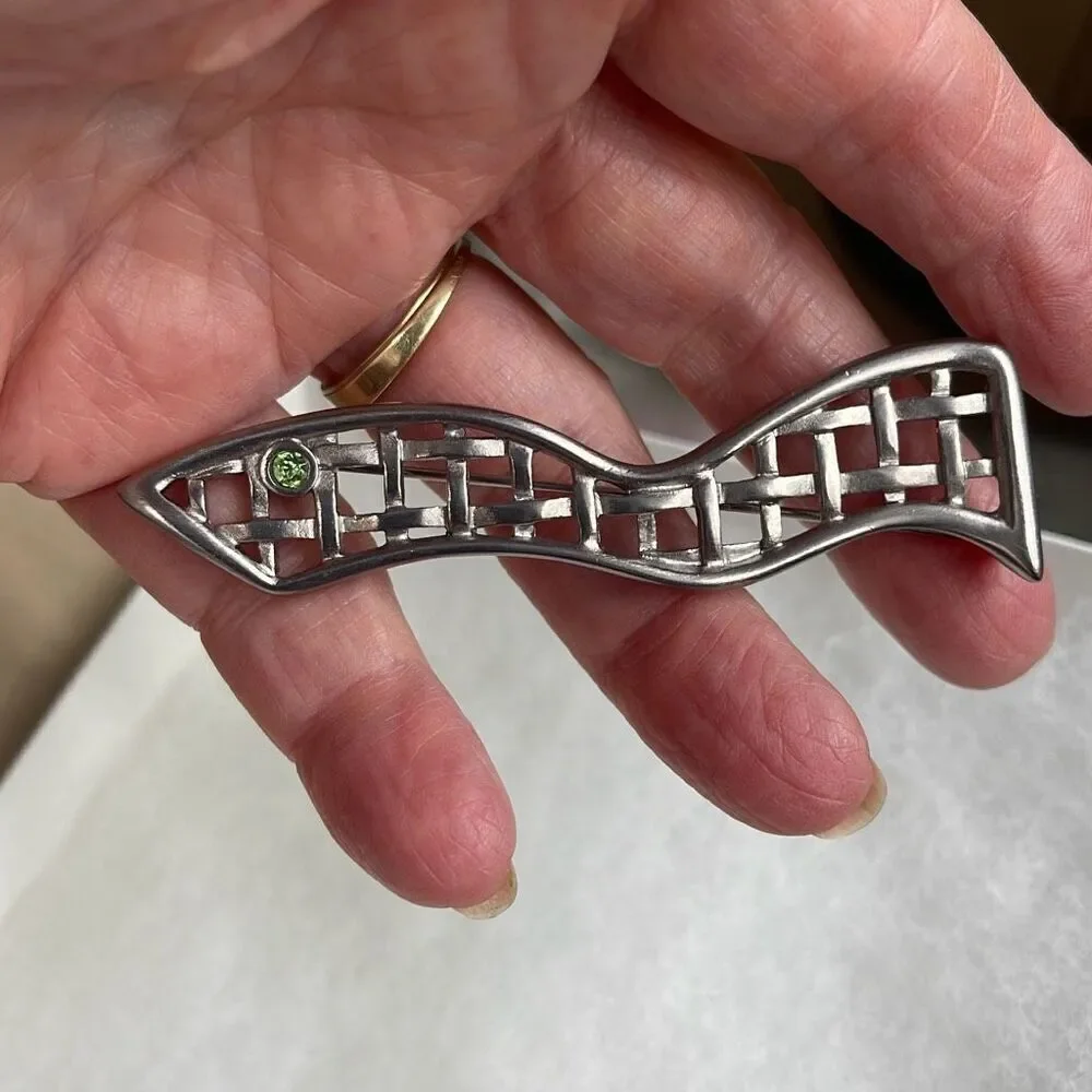Vintage wavy basket weave brooch with peridot colored glass